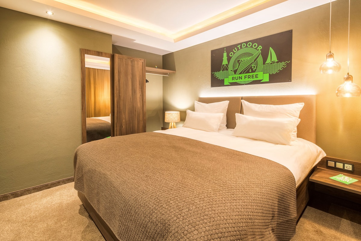 suite "junior" | premium bedding, in-room safe, desk, cots/infant beds