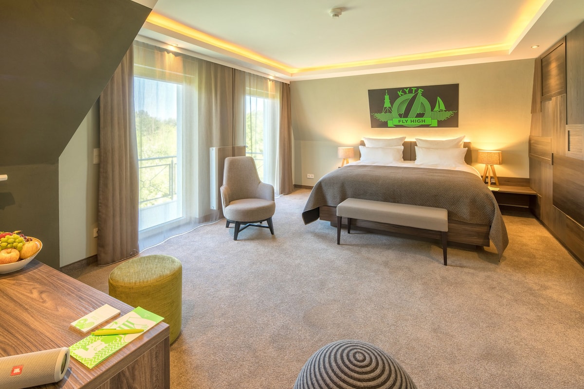 suite "junior" | premium bedding, in-room safe, desk, cots/infant beds