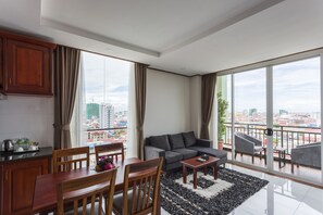 Suite panorámica | Minibar, caja fuerte, escritorio y espacio para trabajar con un portátil