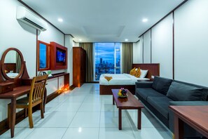 Le Suite | Minibar, in-room safe, desk, laptop workspace