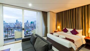 Le Suite | Minibar, in-room safe, desk, laptop workspace