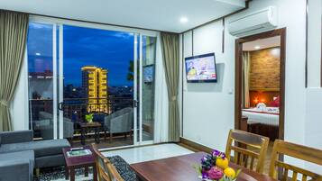 Panoramic Suite | Minibar, in-room safe, desk, laptop workspace