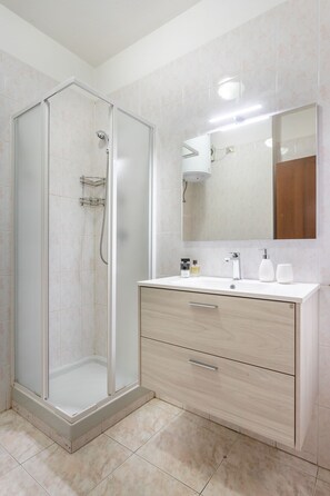 Shower, hair dryer, bidet, towels - Residenze Su Planu (Cagliari)