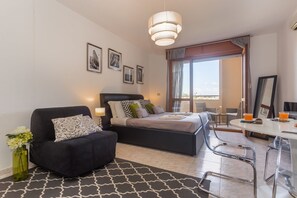 Comfort Studio, Kitchenette, Tower | Busa memori, meja, Wi-fi percuma, cadar katil 