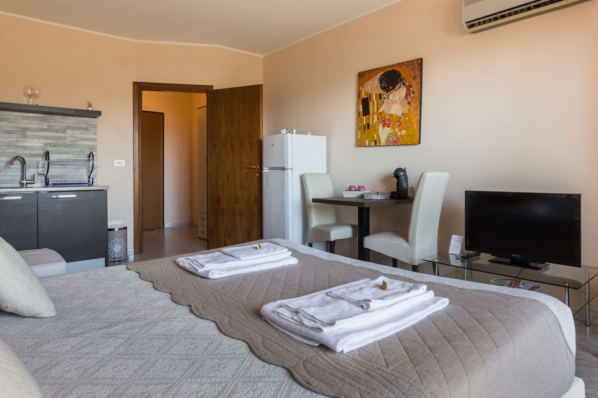 Memory-foam beds, desk, free WiFi, bed sheets