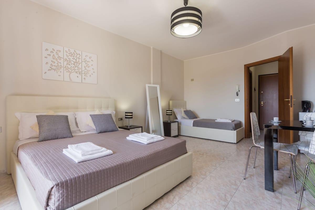 Habitación triple de diseñador, baño privado, torre | Camas con efecto memoria, escritorio, wifi gratis y ropa de cama