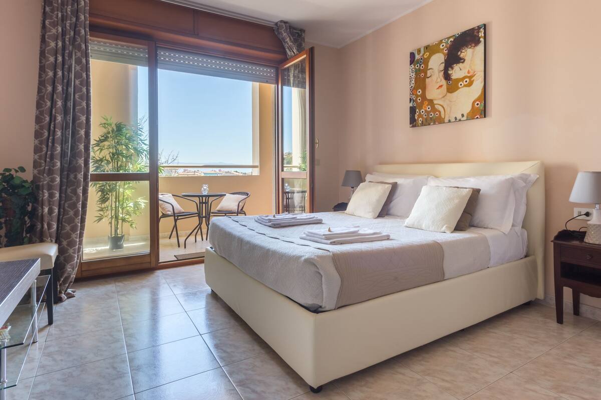 Memory-foam beds, desk, free WiFi, bed sheets