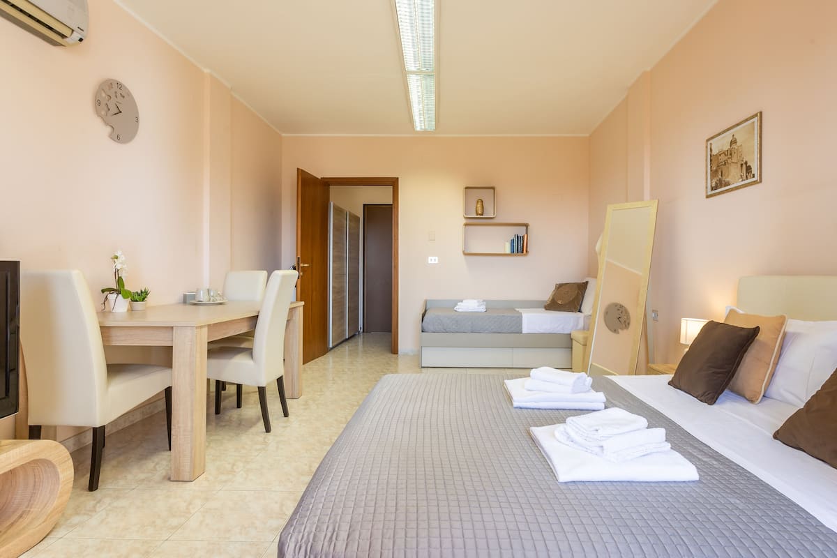 Memory-foam beds, desk, free WiFi, bed sheets