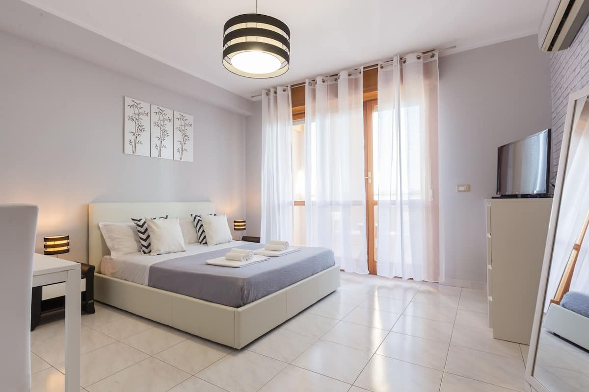 Habitación doble Deluxe, con acceso para personas discapacitadas, baño privado | Camas con efecto memoria, escritorio, wifi gratis y ropa de cama