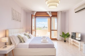 Quarto triplo, várias camas, geladeira | Camas com colchões de espuma com sistema de memória, escrivaninha