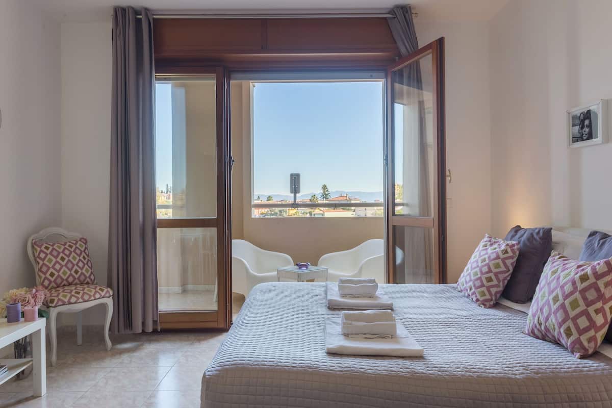 Memory-foam beds, desk, free WiFi, bed sheets