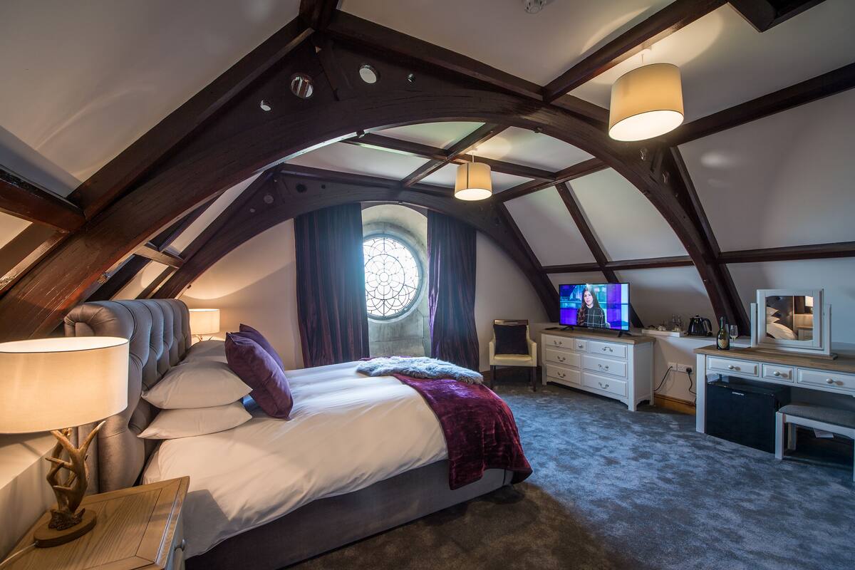 Superior Room, 1 King Bed | Premium bedding, desk, soundproofing, iron/ironing board