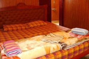 Double Room, Shared Bathroom (Budget ) | In-room safe, WiFi