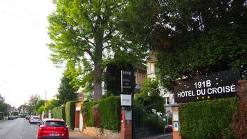A street view with a hotel sign for '191B HOTEL DU CROISE'.