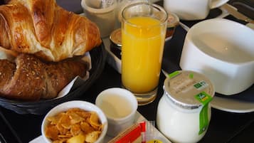 Desayuno continental diario (EUR 11.9 por persona)