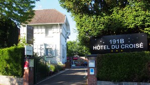 A hotel entrance with a sign reading "191B HOTEL DU CROISIÉ". - Hôtel du Croisé (Marcq-en-Baroeul)
