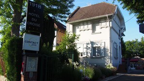 A two-story building with a sign indicating it is a hotel. - Hôtel du Croisé (Marcq-en-Baroeul)