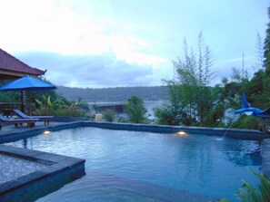 Outdoor pool, pool umbrellas, pool loungers - Starfish Lembongan (Lembongan Island)