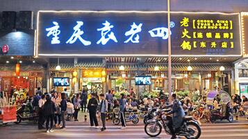 Fassade der Unterkunft – Abend/Nacht