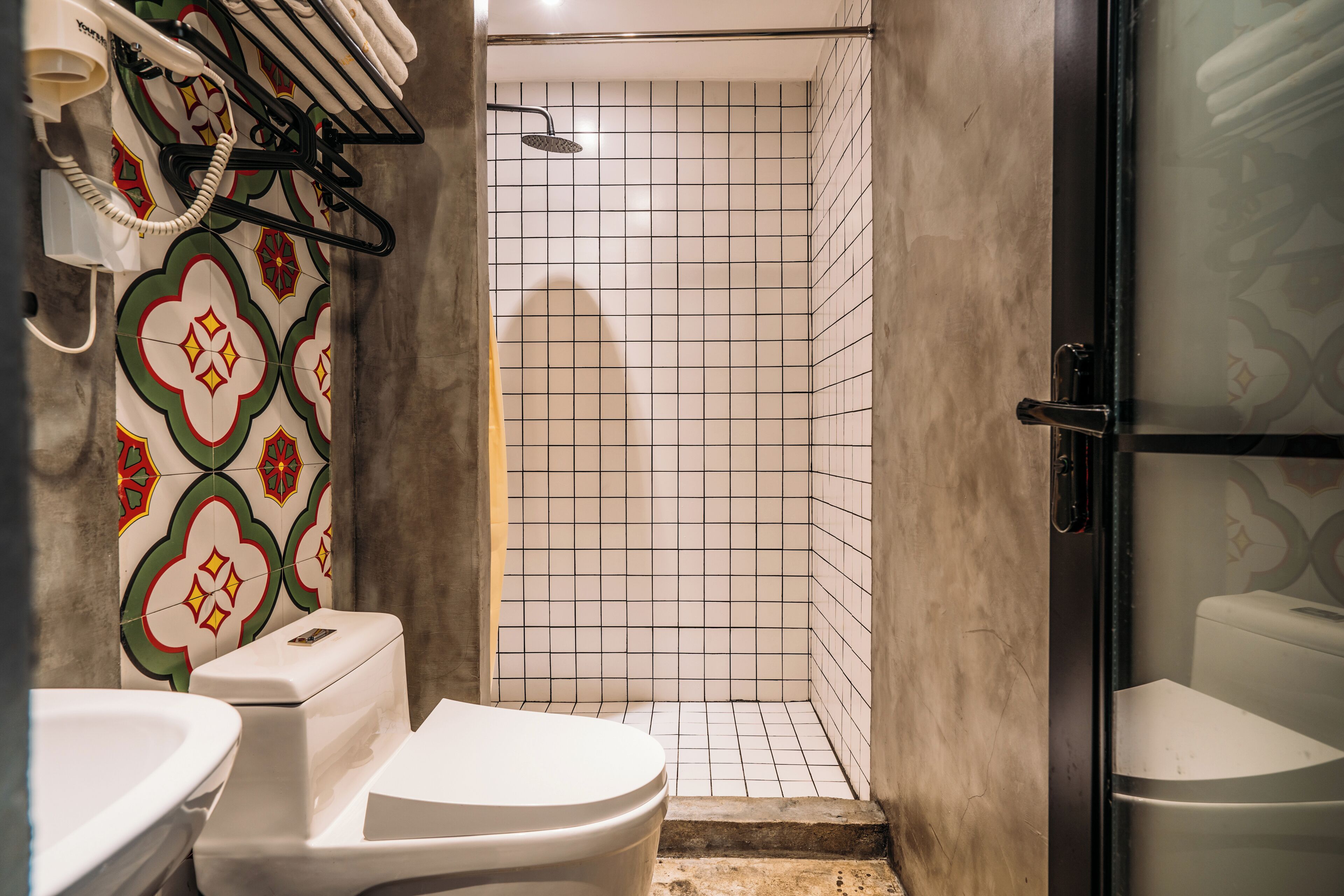 Dusche, Haartrockner, Hausschuhe, Handtücher