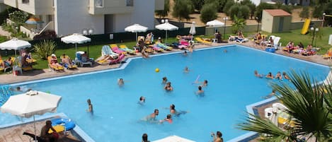 Außenpool, geöffnet von 07:30 Uhr bis 18:00 Uhr, Sonnenschirme