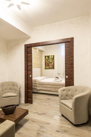 Deluxe Double Room | Living area | Flat-screen TV - Rifugio degli Artisti Top (Rome)