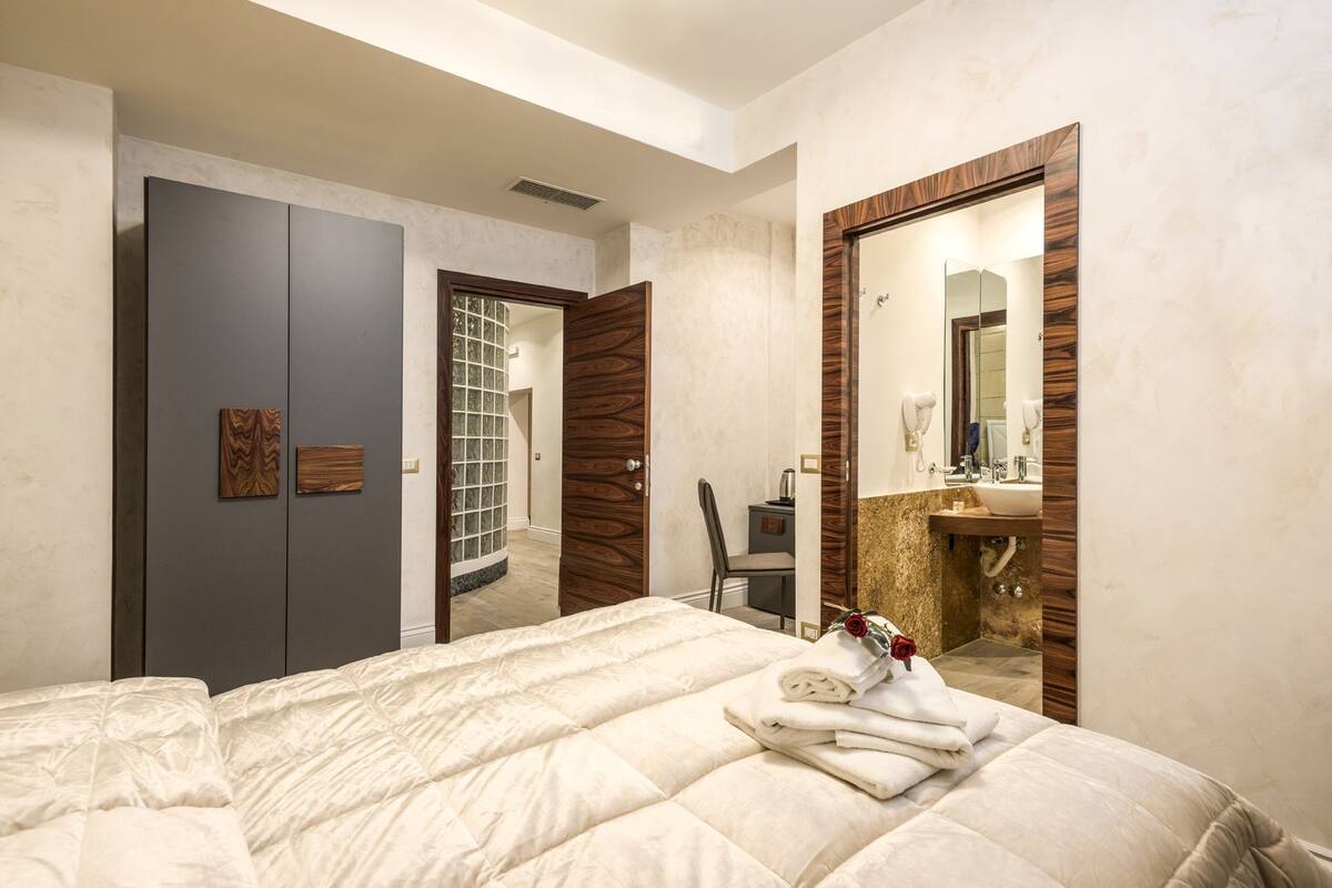 Deluxe Double Room | Premium bedding, minibar, in-room safe, desk
