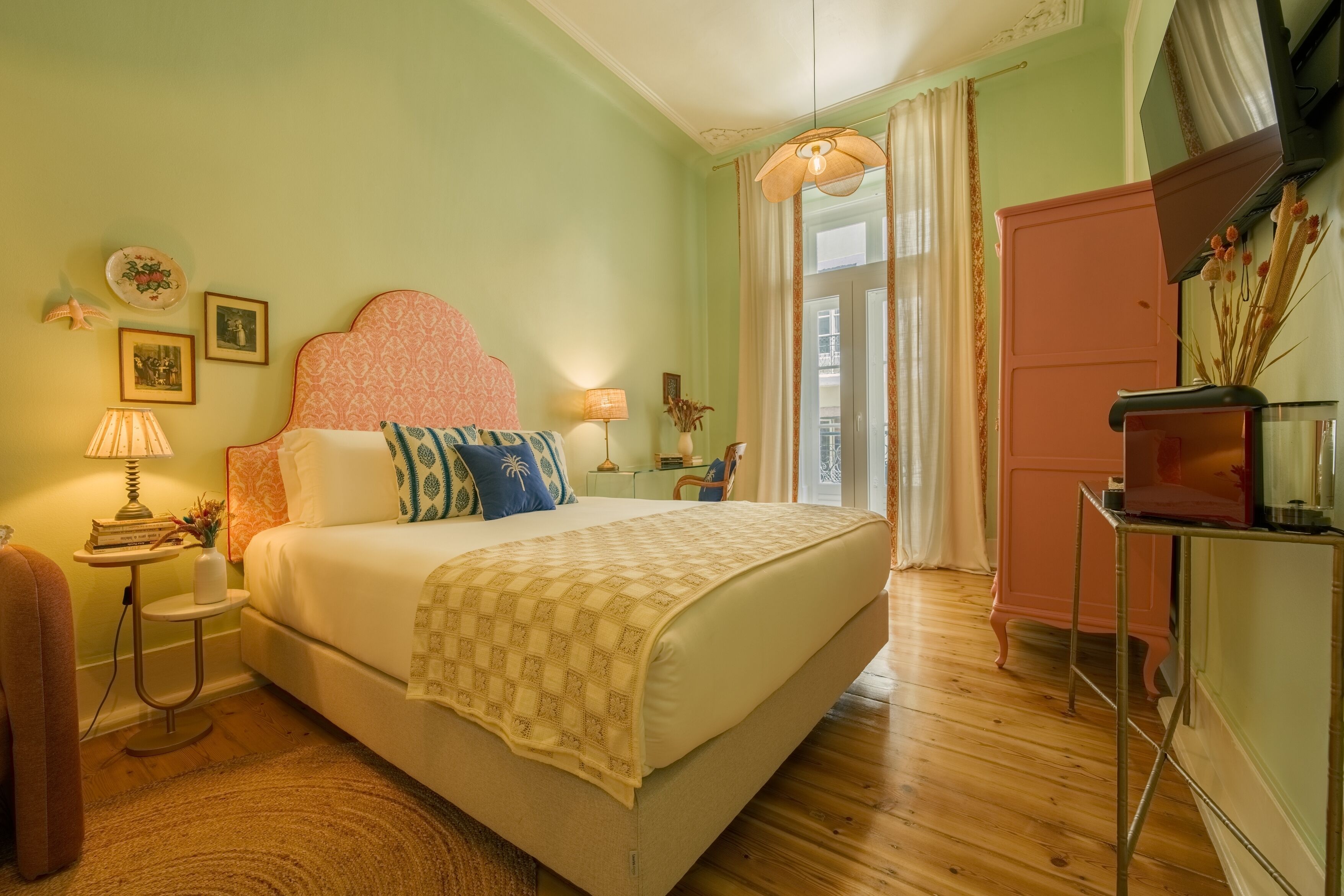 Ein Schlafzimmer mit einem Bett, Nachttischen, einer Lampe und einer Kommode.