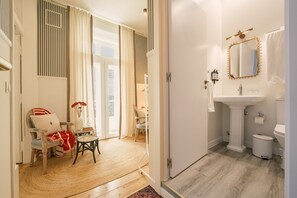 Junior-Studiosuite, Balkon | Badezimmer
