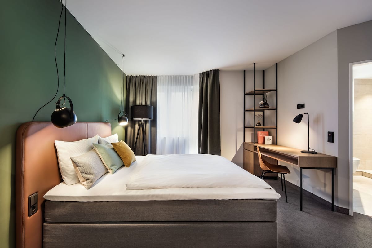 single room | 1 bedroom, in-room safe, desk, laptop workspace