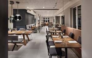 供应午餐和晚餐，本地与国际菜