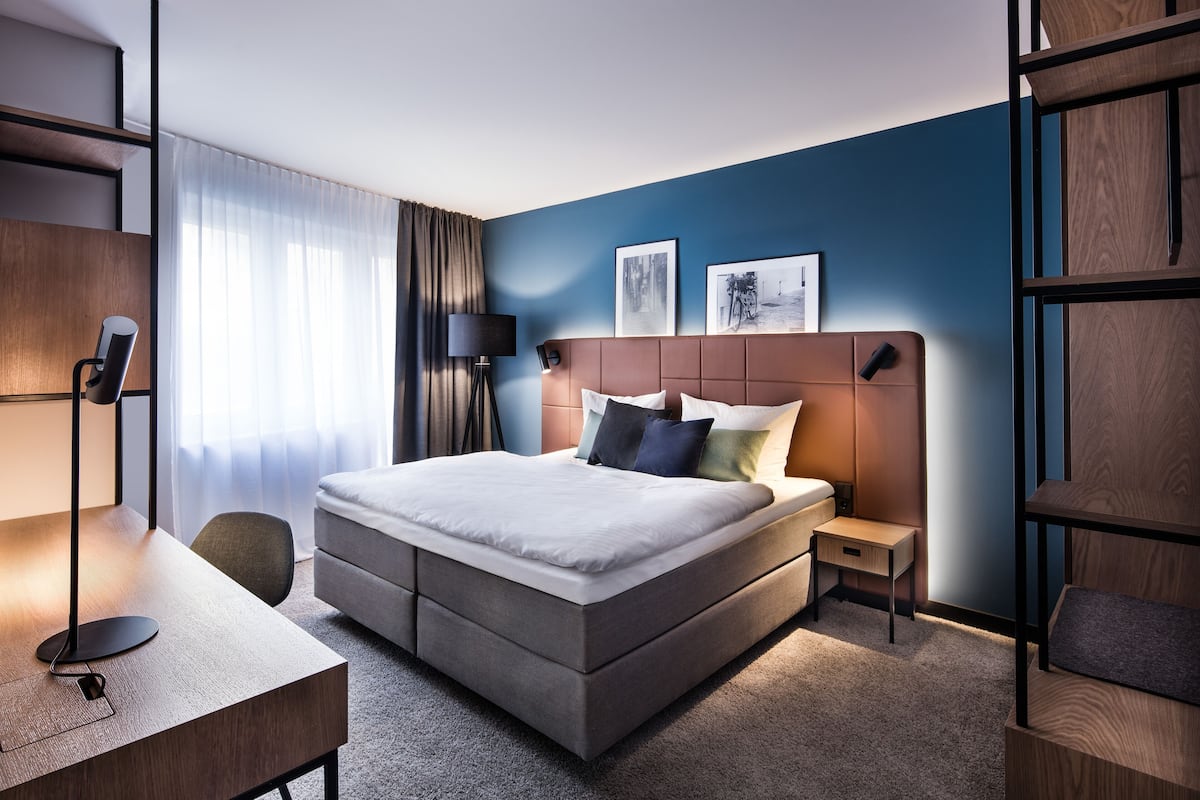 double room, river view | 1 bedroom, in-room safe, desk, laptop workspace