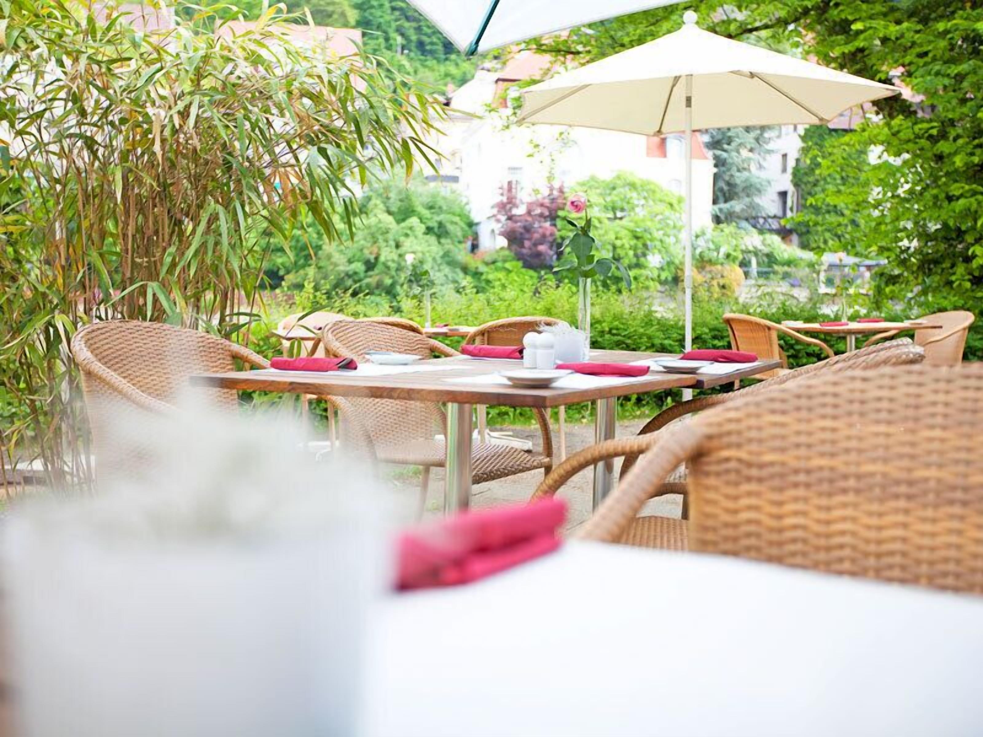 Phục vụ bữa trưa và bữa tối, món địa phương và quốc tế 