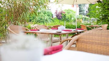 S'hi serveixen dinars, sopars i plats de cuina local i internacional