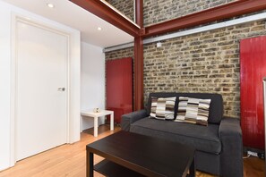 Apartamento, 1 habitación | Sala de estar | Una televisión de pantalla plana