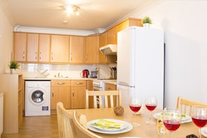 Apartment, 3 Bedrooms | Private kitchen | Full-size fridge, microwave, oven, stovetop - Camden Market Apartments (London)