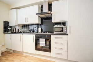 Tabla de planchar con plancha, cunas (de pago), camas supletorias