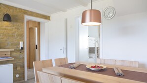 Apartamento de diseño, 2 habitaciones, vistas a la montaña, junto a la montaña | Servicio de comidas en la habitación