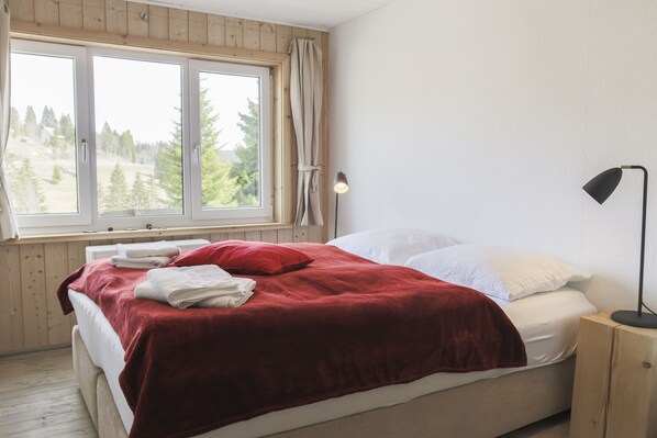 Departamento de diseñador, 3 habitaciones, vista a la montaña, planta baja | Ropa de cama de alta calidad y cortinas blackout 