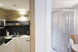 Design appartement, 3 slaapkamers, uitzicht op bergen, op benedenverdieping | Privékeuken | Een koelkast, een oven, een kookplaat, een vaatwasser