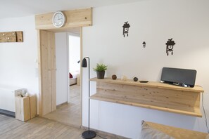 Departamento de diseñador, 3 habitaciones, vista a la montaña, planta baja | Sala de estar | Televisión de pantalla plana de 41 pulgadas con canales vía satélite