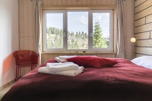 Design appartement, 3 slaapkamers, uitzicht op bergen, op benedenverdieping | Luxe beddengoed, verduisterende gordijnen, een strijkplank/strijkijzer