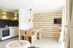 Departamento de diseñador, vista a la colina | Área de sala de estar | Televisión de pantalla plana 