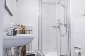 Design-Apartment, Hügelblick | Badezimmer | Dusche, Haartrockner, Handtücher
