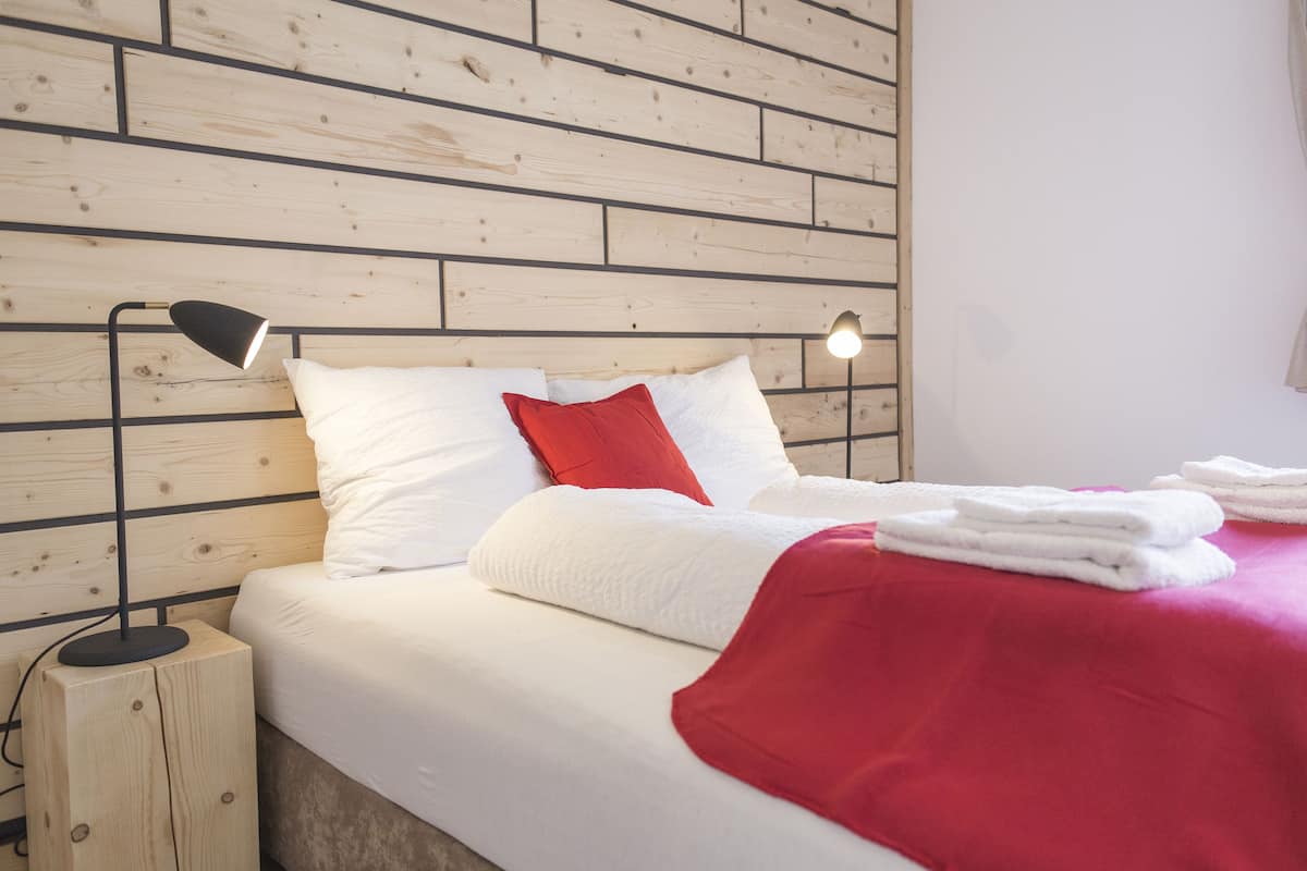 1 bedroom, premium bedding, iron/ironing board, free cots/infant beds