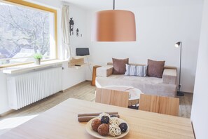 Apartamento de diseño, vistas a la colina | Zona de estar | Una televisión de pantalla plana