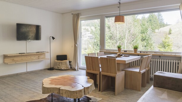 Design-Apartment, 2 Schlafzimmer, Hügelblick | Wohnzimmer | 48-Zoll-Flachbildfernseher mit Satellitenempfang, Fernseher