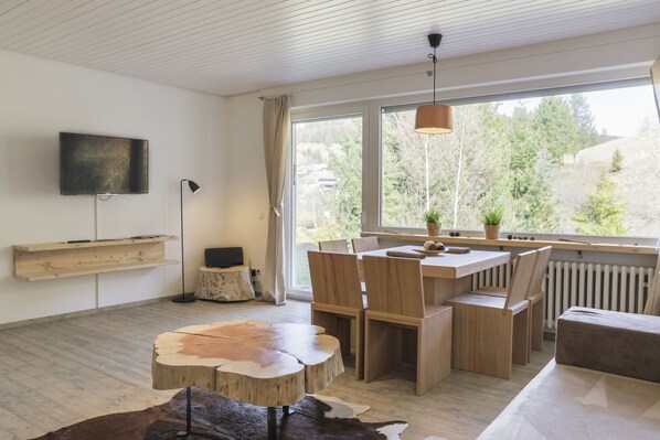 Design appartement, 2 slaapkamers, uitzicht op heuvels | Woonkamer | Een 48-inch flatscreentelevisie met satellietzenders en een televisie