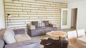 Design-Apartment, 2 Schlafzimmer, Hügelblick | Wohnzimmer | 48-Zoll-Flachbildfernseher mit Satellitenempfang, Fernseher
