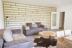 Design appartement, 2 slaapkamers, uitzicht op heuvels | Woonkamer | Een 48-inch flatscreentelevisie met satellietzenders en een televisie